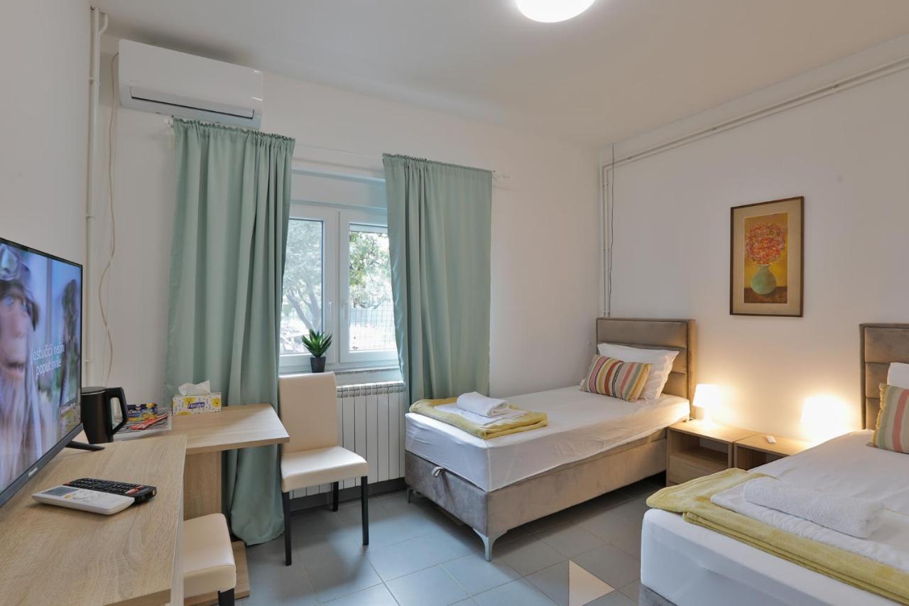 Aviator Apartments & Rooms Nikola Tesla Airport Belgrade Surcin Ngoại thất bức ảnh