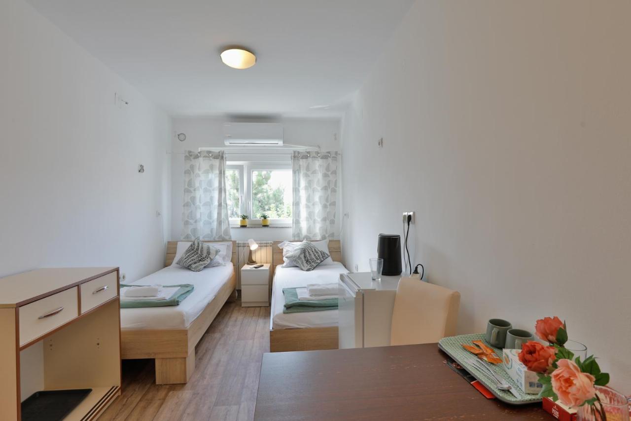 Aviator Apartments & Rooms Nikola Tesla Airport Belgrade Surcin Ngoại thất bức ảnh