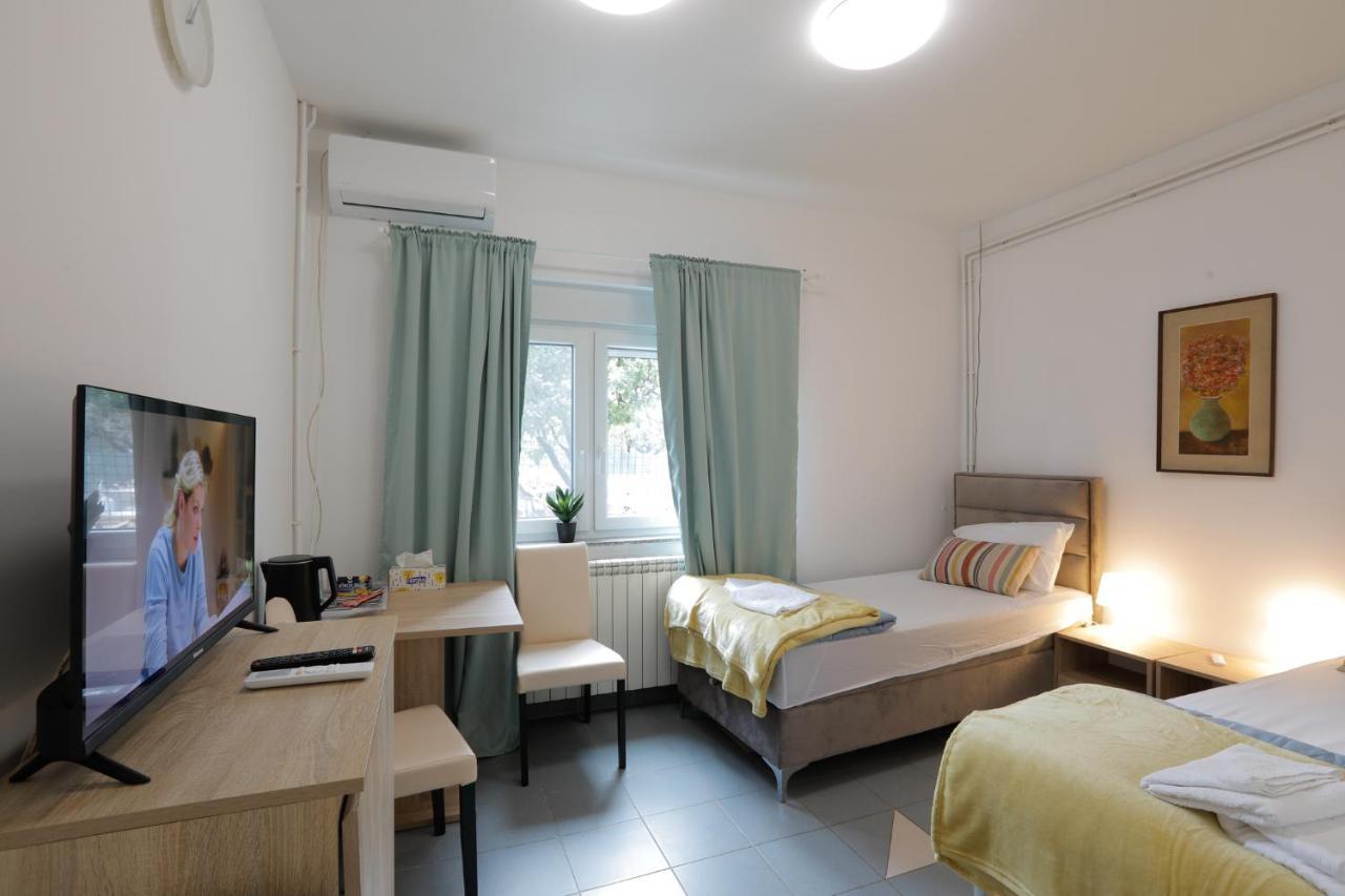 Aviator Apartments & Rooms Nikola Tesla Airport Belgrade Surcin Ngoại thất bức ảnh
